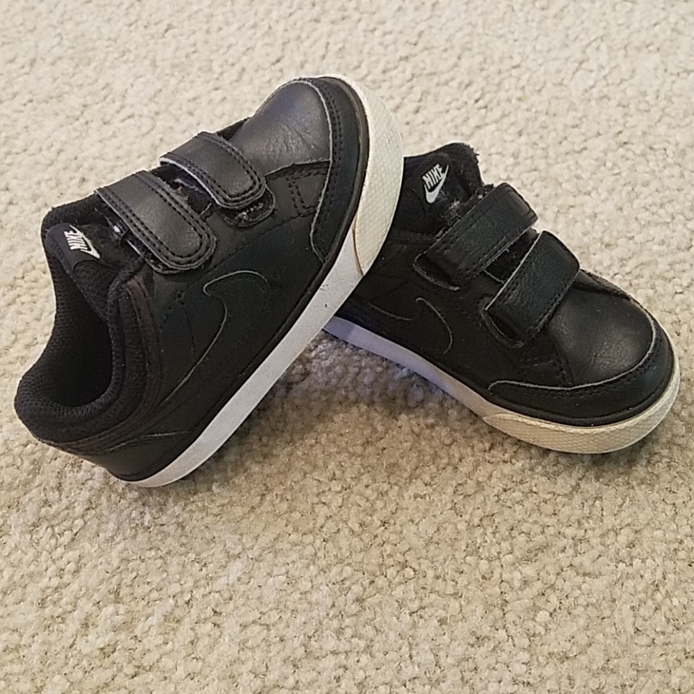Toddler Boy's size 7 Black Nike Shoes